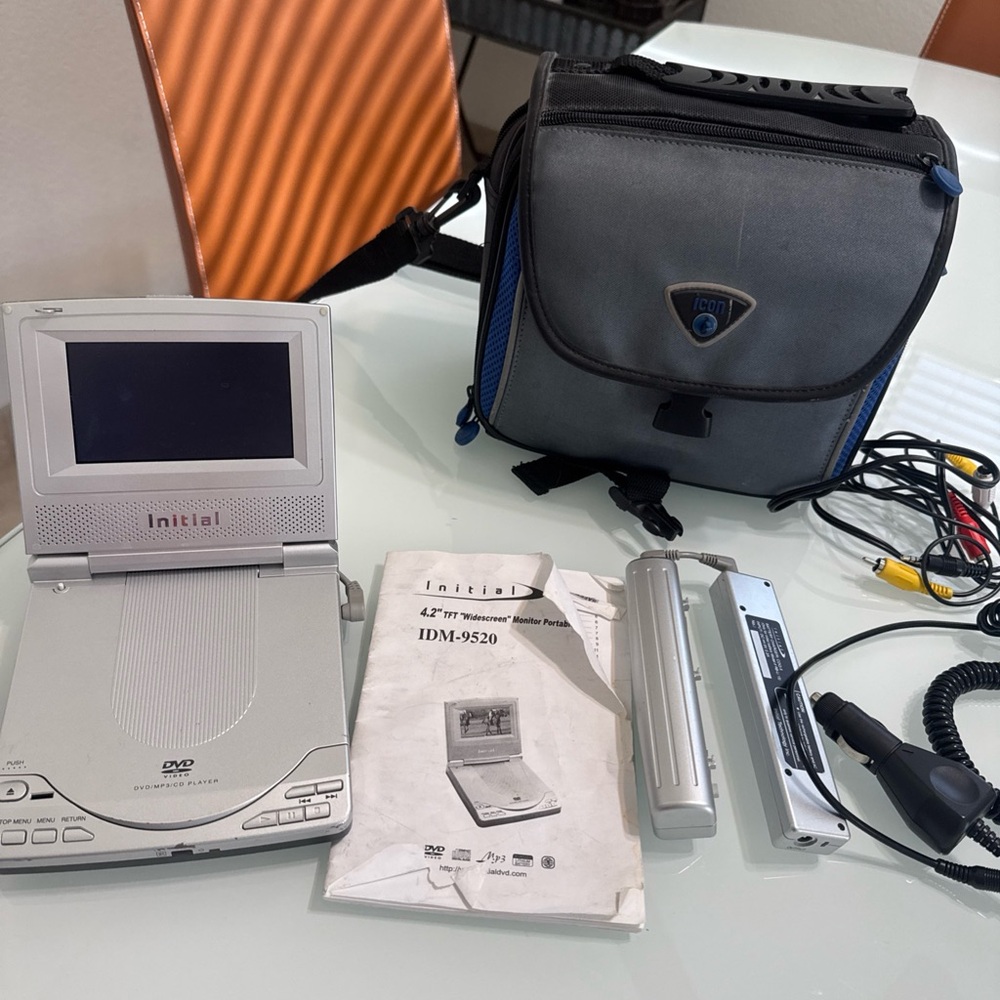 Initial 4.2 In Folding Monitor Portable DVD Player IDM-9520 Bundle Parts Only U6